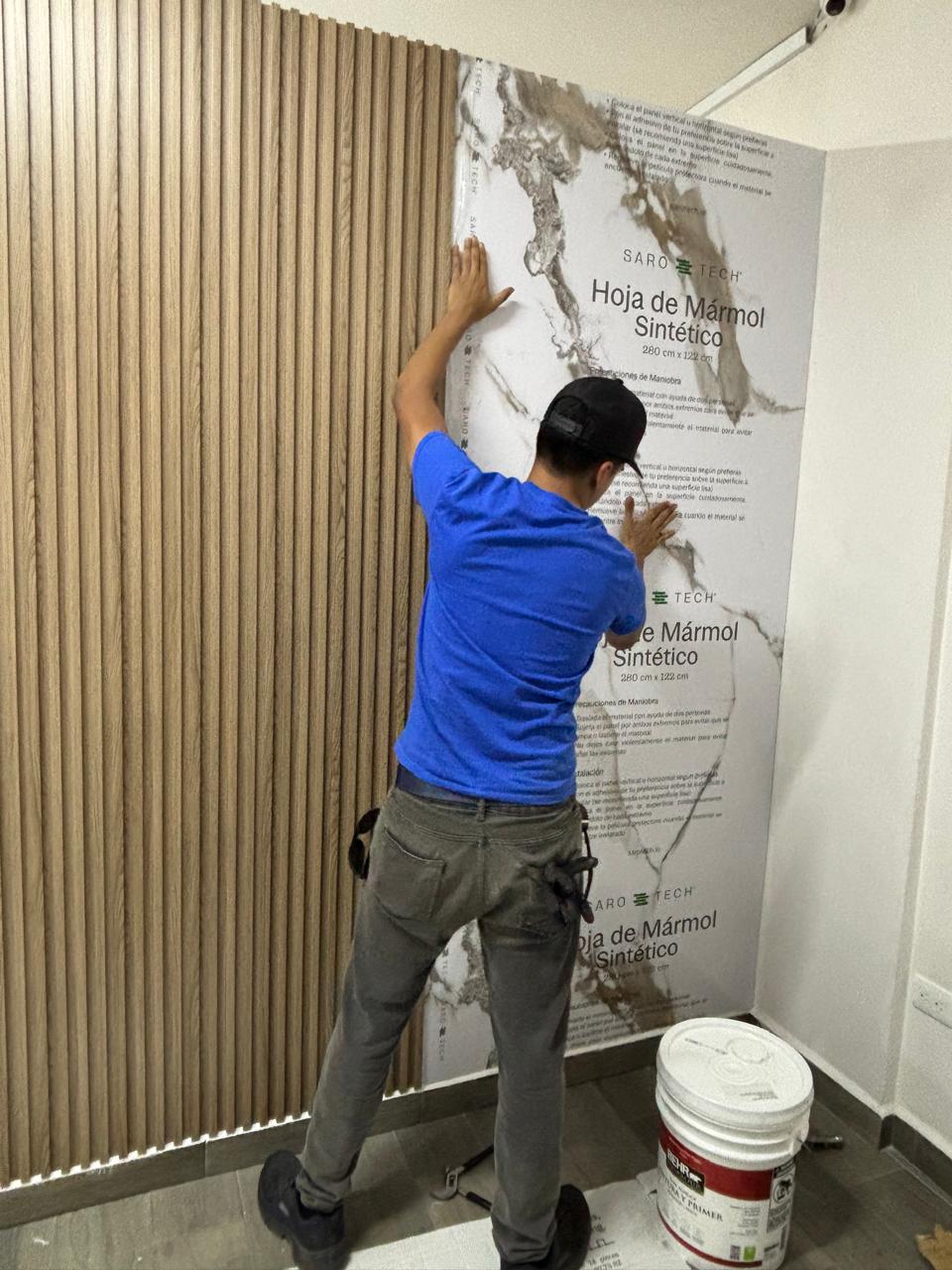 Instalación de lambrín y mármol sintético